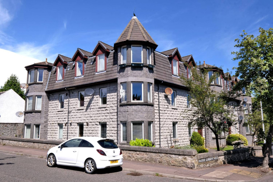 Photo of 20 Crathie Gardens West, Aberdeen, AB10 6BU — offer over £140,000